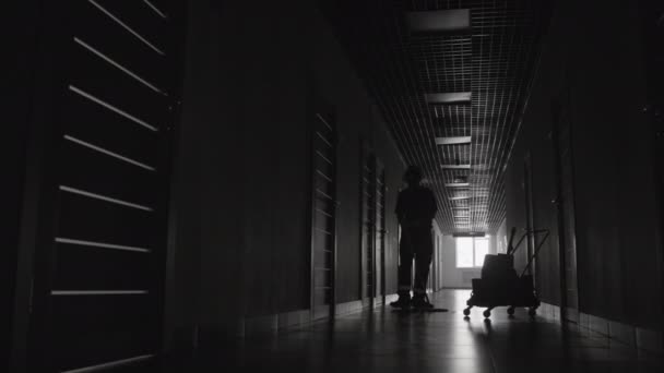Kapıcının Karanlık Koridorda Durup Yerleri Paspaslarken Müzik Eşliğinde Dans Ettiği — Stok video