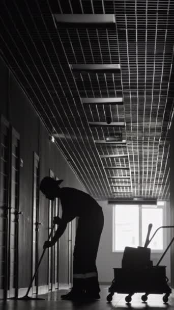Gambar Monokromatik Vertikal Siluet Petugas Kebersihan Dengan Lantai Mengepel Troli — Stok Video