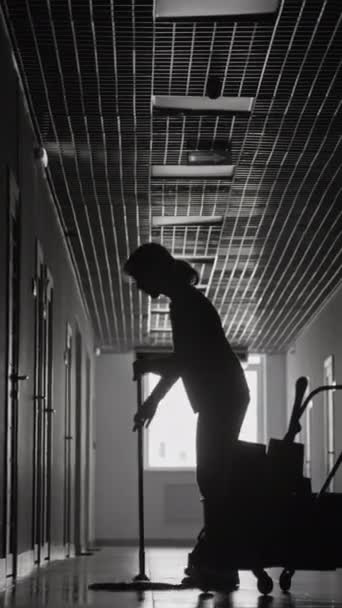Вертикальный Снимок Черно Белого Силуэта Женщины Мундире Уборщика Моющей Полы — стоковое видео