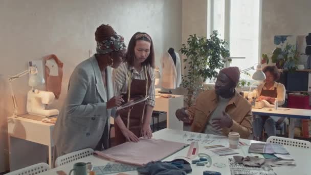 Atölyede Günü Terzi Moda Tasarımcısıyla Konuşan Tabletli Kadın Patronun Orta — Stok video