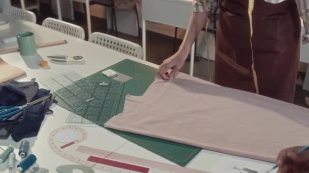Dikiş Atölyesinde Çalışan Genç Terzi Moda Tasarımcısının Giysi Üretimini Kontrol — Stok video