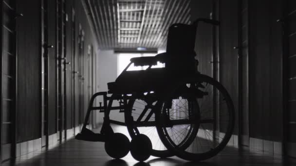 Úplný Černobílý Záběr Invalidního Vozíku Stojící Centru Nemocniční Chodby — Stock video