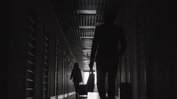 Μονοχρωματική Φωτογραφία Από Μακρύ Σκοτεινό Διάδρομο Του Ξενοδοχείου Αγνώριστους Ανθρώπους — Αρχείο Βίντεο