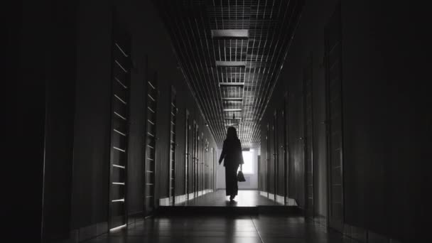 Длинный Снимок Неузнаваемой Женщины Коридоре Отеля Костюме Несущей Сумочку — стоковое видео