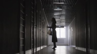 Tanımlanamayan bir kadın resmi etek giyiyor ve randevusuna geç kalıyor.