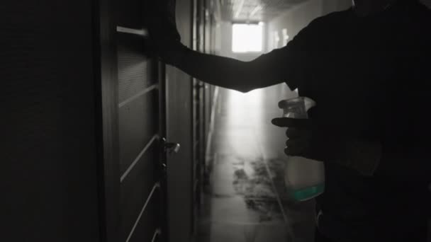 Abgeschnittene Hinterleuchtete Aufnahme Eines Männlichen Hausmeisters Mit Brille Der Türen — Stockvideo
