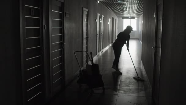 Vollständige Monochromatische Aufnahme Der Silhouette Einer Frau Die Fußböden Mit — Stockvideo