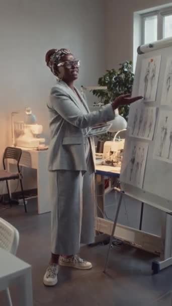 Вертикальный Кадр Афроамериканской Женщины Креативного Директора Костюмах Очках Представляющий Идеи — стоковое видео