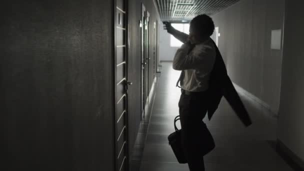 Přiblížit Záběr Nepoznatelného Pracovníka Mužské Kanceláře Který Přijde Pozdě Schůzku — Stock video