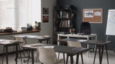 Beyaz tahtası ve askeri teçhizatı olan boş askeri akademi sınıfını tarayan kimse yok.