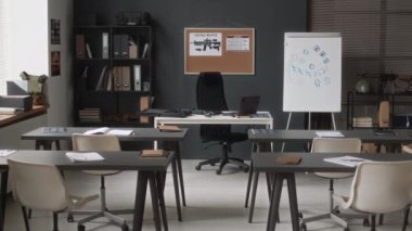 İki sıra masası ve profesör masası olan boş bir askeri akademi sınıfına el arabası ve askeri teçhizattan başka kimse giremez.