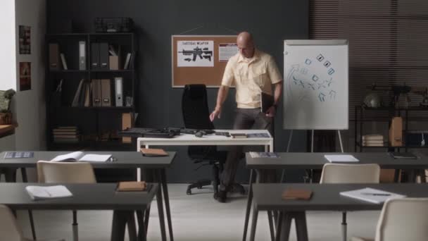 身着便服的白人军事教官冲向教室 在笔记本电脑上工作 — 图库视频影像