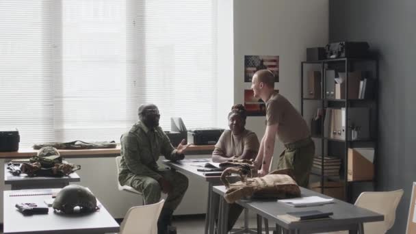 Filmagem Completa Estudantes Academia Militar Multirracial Sorridentes Falando Antes Aula — Vídeo de Stock