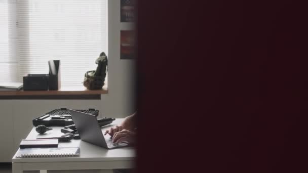 军事院校工作日白种人军职教官在笔记本电脑上打字的侧拍 — 图库视频影像