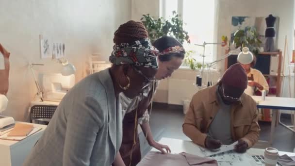 Atölyedeki Tozlu Pembe Kumaşlarla Çalışan Kadın Terziye Yeni Giysi Ölçümleri — Stok video