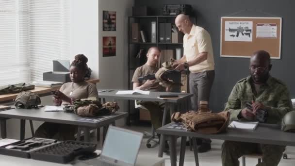 Filmagem Completa Instrutor Militar Caucasiano Andando Pela Sala Aula Trabalhando — Vídeo de Stock