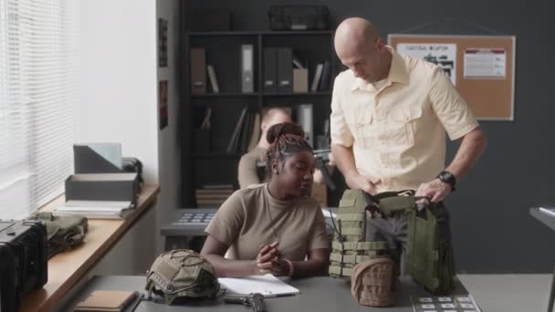 Medium Full Skott Kaukasisk Militär Instruktör Förklarar För Kvinnliga Afroamerikanska — Stockvideo