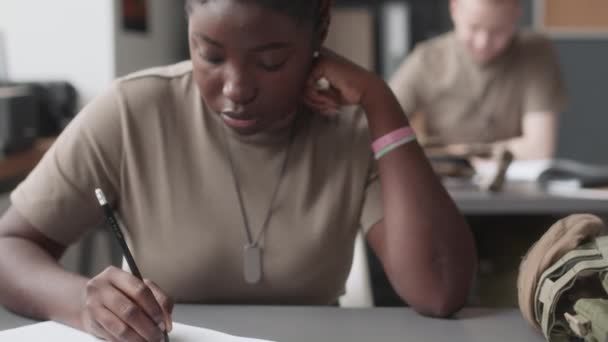 女性のアフリカ系アメリカ人キャデットの執筆と軍人大学の授業中に勉強 — ストック動画