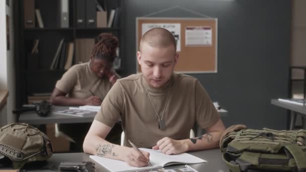 Medium Portret Van Ernstige Kaukasische Cadet Met Tatoeages Studeren Tijdens — Stockvideo