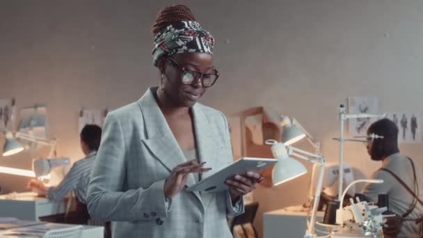 Portrait Moyen Une Femme Afro Américaine Souriante Élégante Propriétaire Studio — Video