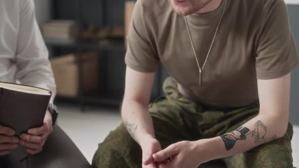Close Καυκάσιος Νεαρός Στρατιώτης Λέει Για Την Εμπειρία Του Πολέμου — Αρχείο Βίντεο