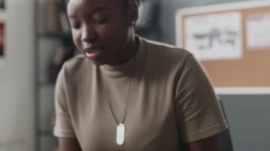 Travma sonrası stres bozukluğu olan Afrika kökenli Amerikalı kadın askerin grup terapisi sırasında ağlaması ve psikiyatri ofisinde onu teselli etmesi.