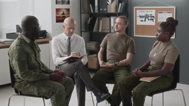 Mittlere Gesamtaufnahme Diverser Weiblicher Und Männlicher Armeeoffiziere Tarnuniformen Die Während — Stockvideo