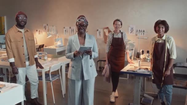 Porträt Eines Glücklich Lächelnden Ateliermitarbeiterteams Das Schneideratelier Steht Und Die — Stockvideo