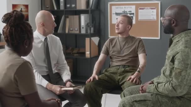 Medium Shot Van Opgewonden Blanke Mannelijke Legerofficier Vertellen Oorlogsverhalen Aan — Stockvideo