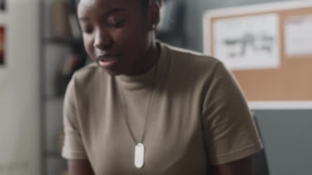Ptsdとアフリカ系アメリカ人の女性兵士が集団療法セッション中に泣き 精神科のオフィスで彼女を慰めている仲間の士官を閉じ込めた — ストック動画