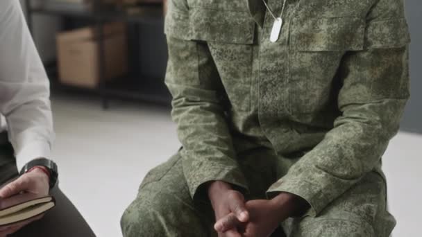 Nahaufnahme Eines Schwarzen Armeeoffiziers Mit Posttraumatischer Belastungsstörung Der Während Einer — Stockvideo