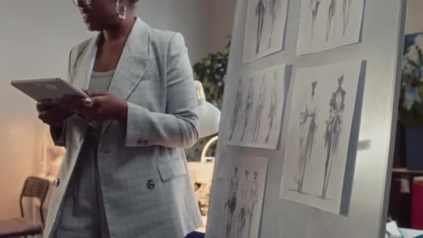 Zoom Out Side Shot Entusiasmado Designer Moda Elegante Preto Feminino — Vídeo de Stock