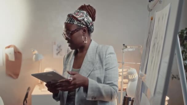 Közepes Oldalsó Felvétel Női Afro Amerikai Divattervező Szemüvegben Öltöny Bevezető — Stock videók
