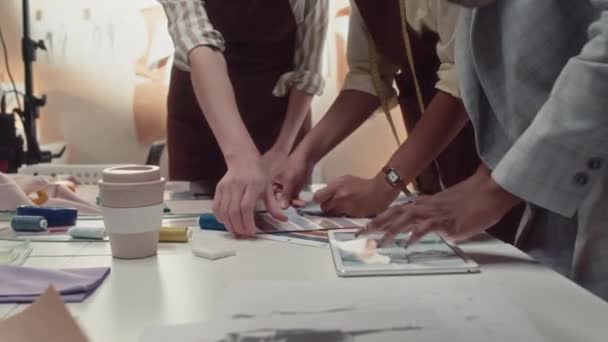 Nahaufnahme Eines Nicht Wiederzuerkennenden Atelierteams Bei Der Erstellung Einer Kleidungskollektion — Stockvideo