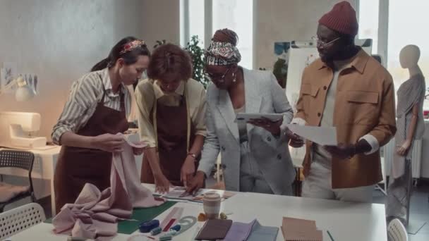 Orta Boy Atölye Sahibi Işçilerle Konuşurken Terzilik Stüdyosunda Yeni Kıyafet — Stok video