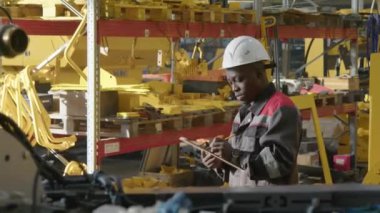 Afrika kökenli Amerikalı teknisyenlerin başlık taktığı ve tüm ekipman üretimini kontrol ettiği orta ölçekli bir fotoğraf.