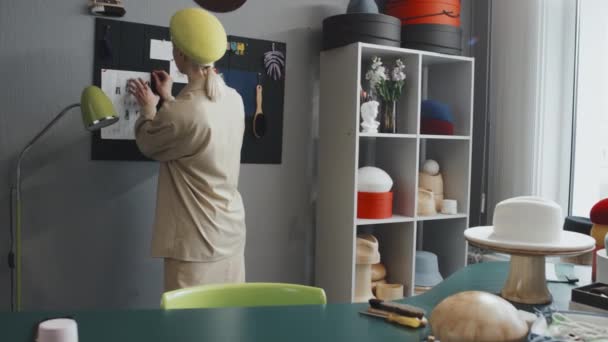 Mittlere Gesamtaufnahme Einer Jungen Kaukasischen Hutmacherin Die Ihrer Werkstatt Herumläuft — Stockvideo