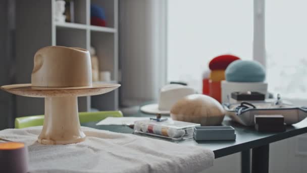 Interior Molino Bien Iluminado Lleno Diferentes Sombreros Diseños Ropa Maniquí — Vídeos de Stock