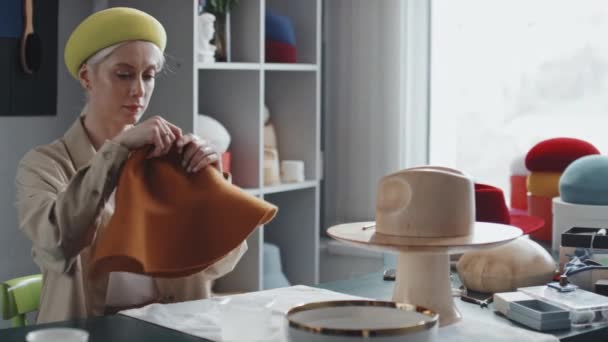 Средний Снимок Молодой Белой Женщины Магазине Металлопроката Выворачивающей Шляпу Наизнанку — стоковое видео