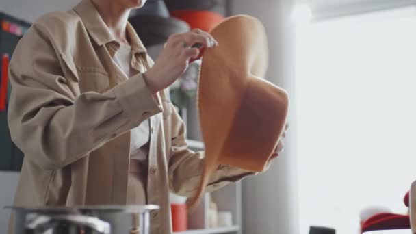 Foco Seletivo Fabricante Chapéus Feminino Colocando Chapéu Feltro Laranja Estoque — Vídeo de Stock