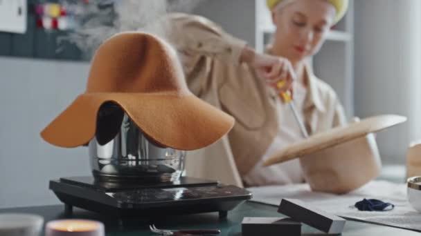 带毛毡帽蒸锅的中特写选择性聚焦拍摄 而女挤奶工生产新的木制模特 — 图库视频影像