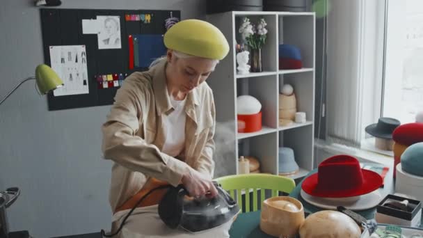 Střední Záběr Kavkazské Ženské Čepice Žlutým Baretem Béžovým Pláštěm Žehlícím — Stock video