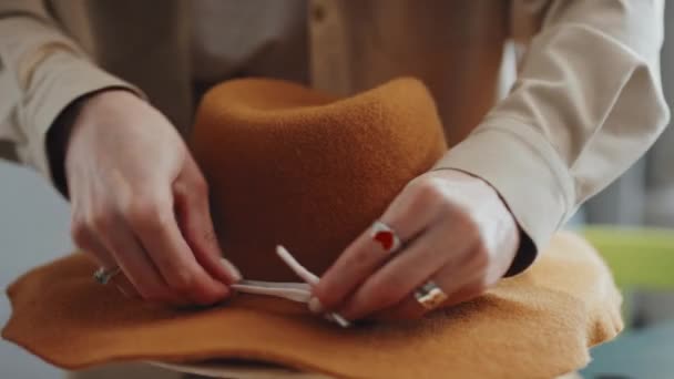 マネキンのフェルトハットを作る認識できない女性職人の選択的なフォーカスクローズアップショット — ストック動画