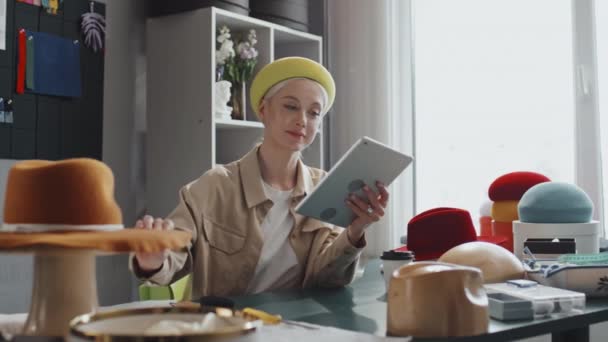 Средний Снимок Молодой Женщины Хэтмекера Сидящей Столом Хорошо Освещенной Мастерской — стоковое видео