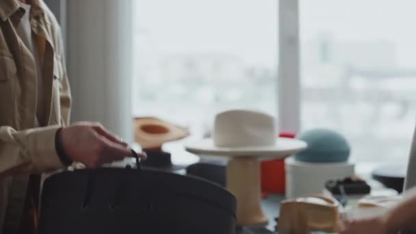 Foco Seletivo Loja Chapéus Trabalhadora Feminina Dando Presente Comprado Belo — Vídeo de Stock