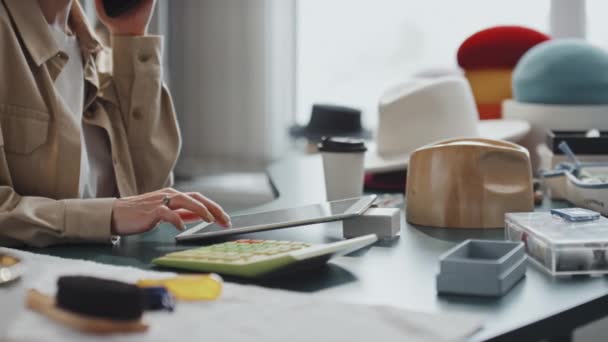 Обрезанный Снимок Неузнаваемой Белой Женщины Дизайнера Сидящей Офисе Разговаривающей Телефону — стоковое видео