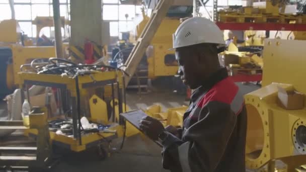 Arc Shot Van Linkshandige Afro Amerikaanse Productie Ingenieur Veiligheidsmuts Uniform — Stockvideo