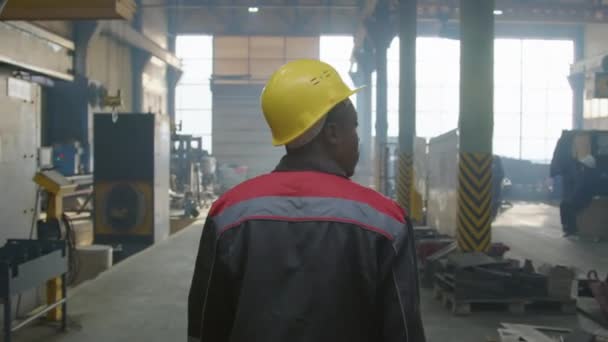 Kimliği Belirsiz Ustabaşının Görüntüsü Üretim Fabrikasında Yürürken Işçilerle Görüşmelerini Izlerken — Stok video