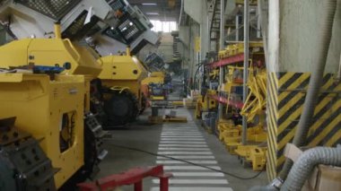 Fabrika işçilerinin POV 'u iş günü fabrikada ağır makineler üzerinde yürüyor
