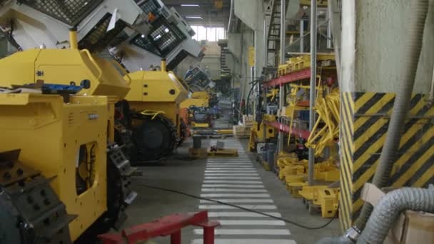 Pov Των Εργαζομένων Στο Εργοστάσιο Που Περπατούν Κατά Μήκος Βαρέων — Αρχείο Βίντεο